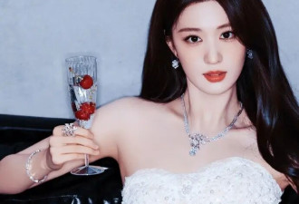 被王楚然的“饱满”身材惊艳了，一袭抹胸裙秀出曲线感，气质撩人