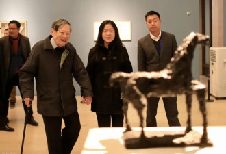 杨振宁遗孀新疆旅游，49岁翁帆化淡妆烫卷发，她脸上有了笑容