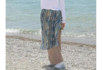 杨振宁遗孀新疆旅游，49岁翁帆化淡妆烫卷发，她脸上有了笑容