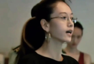 杨丽萍42岁时的旧照曝光 淡妆出镜笑容温柔气质优雅