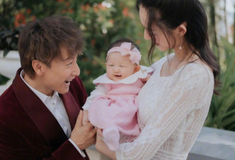 方力申与太太叶萱补办婚礼 晒婚纱照两人笑容甜蜜