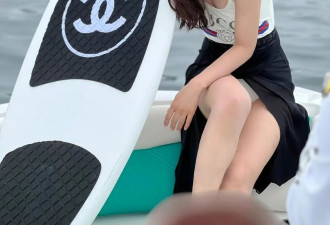 李小萌的“饱满”身材藏不住，穿背心配开叉半身裙，凹凸感太出众