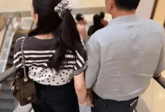他信出狱后首度现身，与小女儿佩通坦牵手逛街