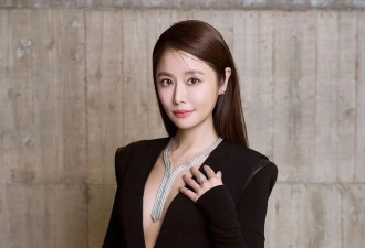 林心如终于“放开”一回，真空穿深V连体裤大秀曲线，真不怕走光