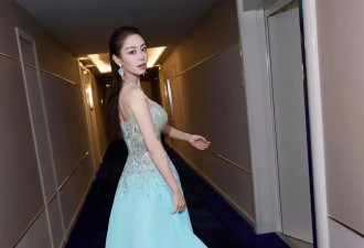 “吉娜”太丰满了，穿挂脖裙都兜不住好身材，我感慨郎朗真会选人
