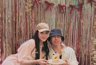 56岁钟丽缇瘦到120斤,穿浅蓝色衬衫同框18岁女儿像姐妹