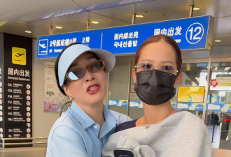 56岁钟丽缇瘦到120斤,穿浅蓝色衬衫同框18岁女儿像姐妹
