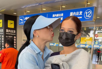 56岁钟丽缇瘦到120斤,穿浅蓝色衬衫同框18岁女儿像姐妹