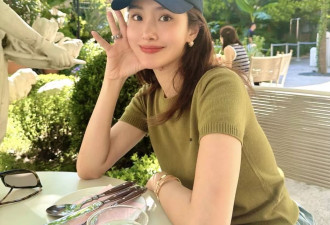 杨采钰当妈后首次杀青晒美照,四肢纤细小腿有纹身
