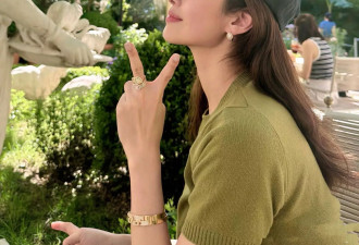 杨采钰当妈后首次杀青晒美照,四肢纤细小腿有纹身