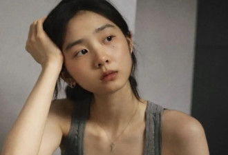 20岁黄多多晒美照，穿小背心搭蕾丝内衣，一脸忧郁“姐感”十足