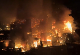 “福州最后的老巷”爆发大火 多栋房屋只剩框架