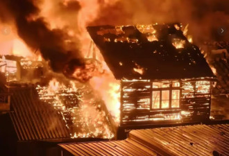 “福州最后的老巷”爆发大火 多栋房屋只剩框架