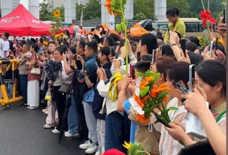 准备冲985孩子忘带准考证 母亲坐地痛哭 网友炸锅