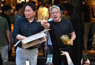在黄仁勋旁边“臭脸” 他被骂惨…身份不简单