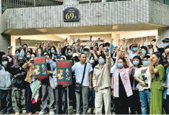 重庆市民抗议虐狗男，遭警方武力清场