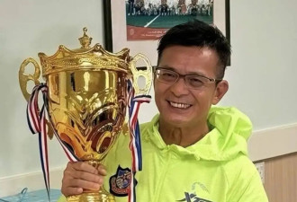 黄日华街头正吸烟被偶遇，宣布退出娱乐圈，丧妻六年至今单身
