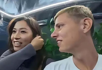 外国网红约中国女孩开房，她却借此热度直播带货