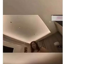 外国网红约中国女孩开房，她却借此热度直播带货