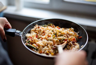 隔夜饭做成炒饭下肚 中国男子险没命