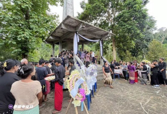 女童“小葡萄”火化：500人哀悼，父亲泪别