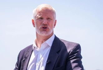 英国防大臣辞职数小时后，一国务大臣也辞去职务