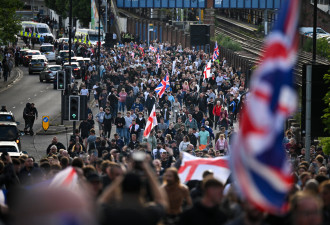 英国陷入暴力循环：仇恨袭击、右翼煽动和骚乱