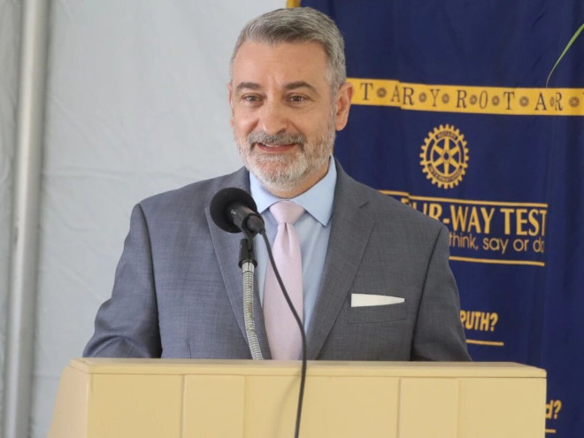 安省教育厅长 Paul Calandra 于 2024 年 7 月 20 日在 Sarnia 的一场可负担住房筹款活动中。
