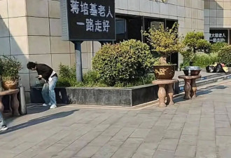 蒋雯丽爸爸去世在老家办葬礼，外甥女马思纯现身，全家穿黑衣送别
