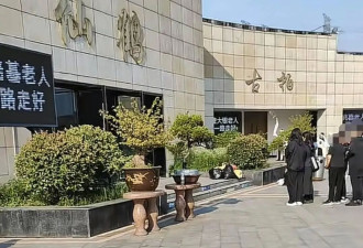 蒋雯丽爸爸去世在老家办葬礼，外甥女马思纯现身，全家穿黑衣送别