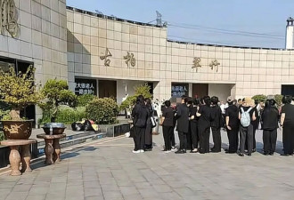 蒋雯丽爸爸去世在老家办葬礼，外甥女马思纯现身，全家穿黑衣送别