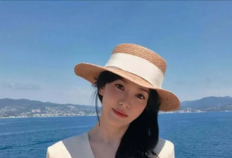 宋慧乔换风格后又美出圈了，穿V领连衣裙+宽檐帽，法式穿搭真高级
