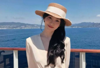 宋慧乔换风格后又美出圈了，穿V领连衣裙+宽檐帽，法式穿搭真高级