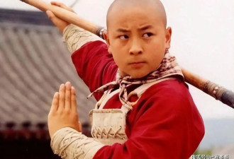 38岁释小龙近况曝光！与何洁分手后娶素人生下一女，如今成宠妻狂魔