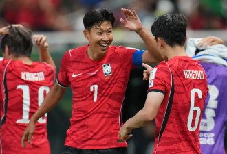 韩国2比1逆转捷克，首尔街头球迷陷入疯狂