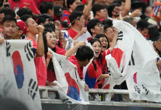 韩国2比1逆转捷克，首尔街头球迷陷入疯狂