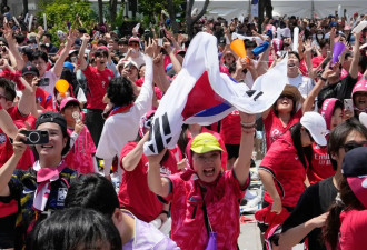 韩国2比1逆转捷克，首尔街头球迷陷入疯狂