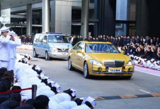 73岁泰王亲自接女儿遗体回宫，苏提达神情哀伤