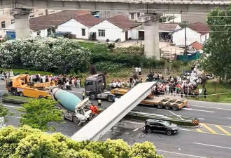数十米长巨无霸预制件运输中移位 砸坏两车截断路