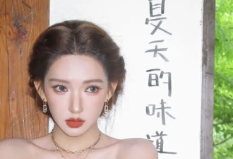 程潇穿黄色抹胸裙走上影节红毯！露出事业线大美腿性感火辣