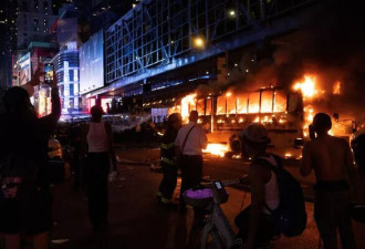 纽约狂欢失控"烧了世界杯接驳车",时报广场1人中弹
