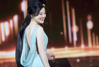 梅婷减肥成功后更放得开了，“真空”穿露背裙秀曲线