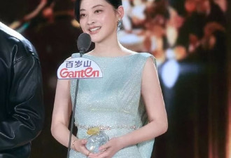 梅婷减肥成功后更放得开了，“真空”穿露背裙秀曲线