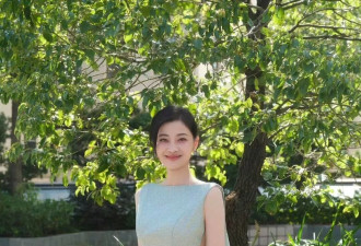 梅婷减肥成功后更放得开了，“真空”穿露背裙秀曲线
