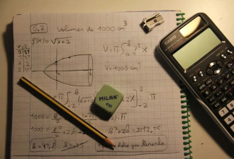 美国顶尖大学新生不会解“7x–2=5”？