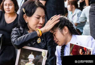 崩溃瞬间：悼念爱女 泰王玛哈老泪纵横