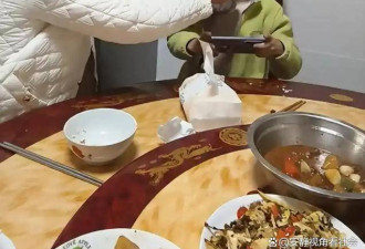 女子坚持给3年级儿子喂饭，网：标准的恶婆婆脸