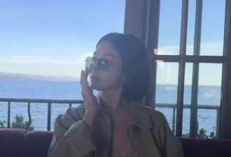 44岁宋慧乔现身法国，穿裸色蕾丝裙漫步，度假照如同大片