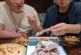 69岁汤镇宗新疆近照曝光，与汤镇业外貌差距惹热议，同框似年轻10岁
