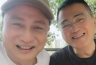 69岁汤镇宗新疆近照曝光，与汤镇业外貌差距惹热议，同框似年轻10岁